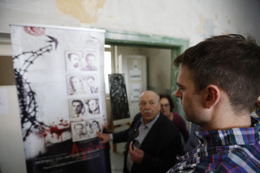 ΣΥΡΙΖΑ: Στεφάνι από τον Κασσελάκη στα ΕΑΤ-ΕΣΑ μετά το «άδειασμα» της Νεολαίας που πήγε στο Πολυτεχνείο - Φωτογραφίες