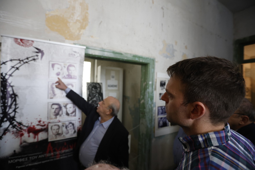 ΣΥΡΙΖΑ: Στεφάνι από τον Κασσελάκη στα ΕΑΤ-ΕΣΑ μετά το «άδειασμα» της Νεολαίας που πήγε στο Πολυτεχνείο - Φωτογραφίες