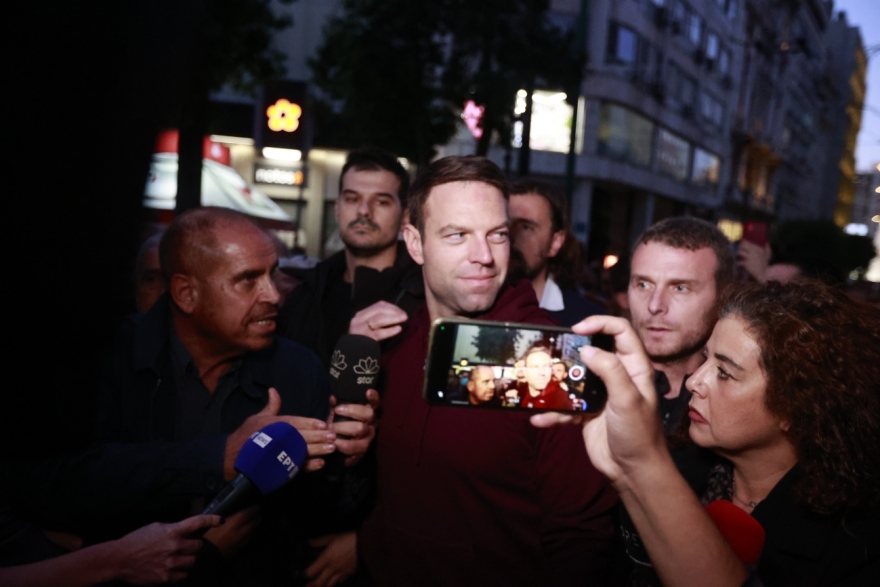 Στέφανος Κασσελάκης: Πήγε στη συγκέντρωση για το Πολυτεχνείο, φωτογραφήθηκε κι έφυγε - Δεν ακολούθησε την πορεία (βίντεο και φωτογραφίες)