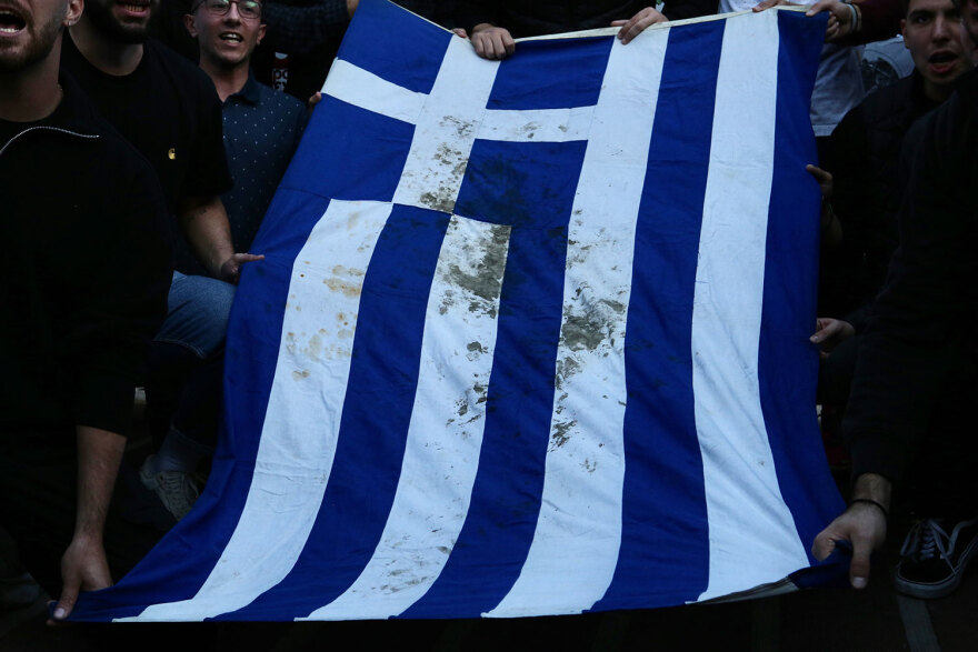 Επέτειος Πολυτεχνείου: Στην πύλη του Πολυτεχνείου η αιματοβαμμένη ελληνική σημαία- Δείτε φωτογραφίες και βίντεο