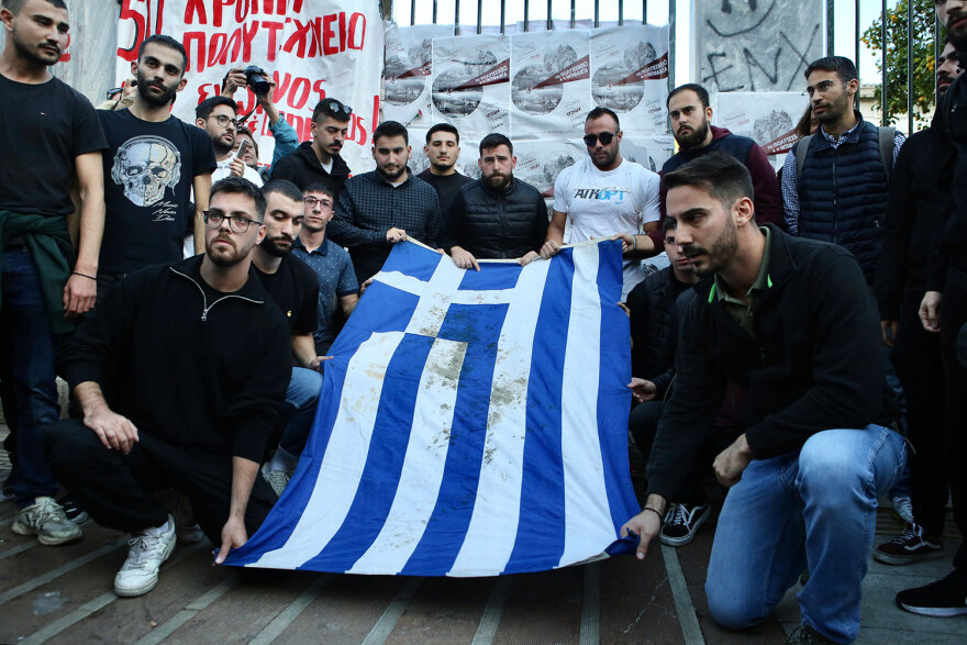 Επέτειος Πολυτεχνείου: Στην πύλη του Πολυτεχνείου η αιματοβαμμένη ελληνική σημαία- Δείτε φωτογραφίες και βίντεο