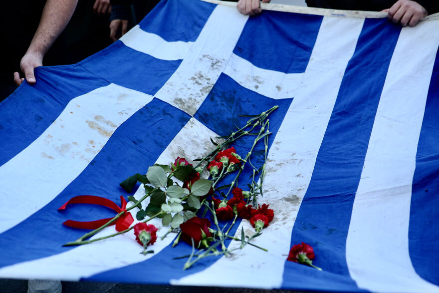 Επέτειος Πολυτεχνείου: Στην πύλη του Πολυτεχνείου η αιματοβαμμένη ελληνική σημαία- Δείτε φωτογραφίες και βίντεο