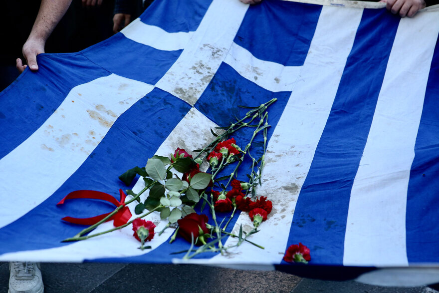 Επέτειος Πολυτεχνείου: Στην πύλη του Πολυτεχνείου η αιματοβαμμένη ελληνική σημαία- Δείτε φωτογραφίες και βίντεο