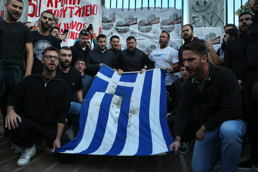 Επέτειος Πολυτεχνείου: Στην πύλη του Πολυτεχνείου η αιματοβαμμένη ελληνική σημαία- Δείτε φωτογραφίες και βίντεο