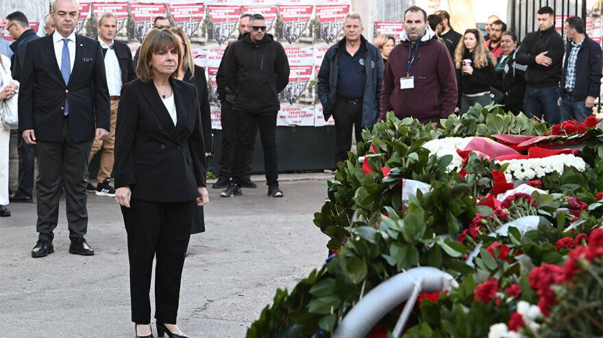 Επέτειος Πολυτεχνείου: Κατέθεσαν στεφάνι η Πρόεδρος της Δημοκρατίας και ο πρόεδρος της Βουλής