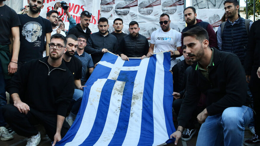 Επέτειος Πολυτεχνείου: Στην πύλη του Πολυτεχνείου η αιματοβαμμένη ελληνική σημαία- Δείτε φωτογραφίες και βίντεο