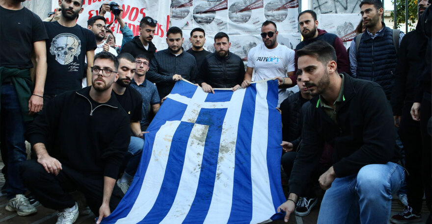 Επέτειος Πολυτεχνείου: Στην πύλη του Πολυτεχνείου η αιματοβαμμένη ελληνική σημαία- Δείτε φωτογραφίες και βίντεο