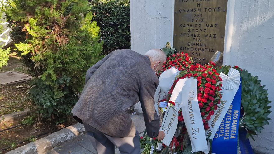 Πολυτεχνείο: Η Θεσσαλονίκη τιμά την επέτειο της εξέγερσης - Στεφάνια και λουλούδια στο μνημείο