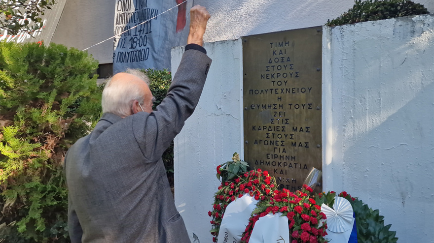 Πολυτεχνείο: Η Θεσσαλονίκη τιμά την επέτειο της εξέγερσης - Στεφάνια και λουλούδια στο μνημείο