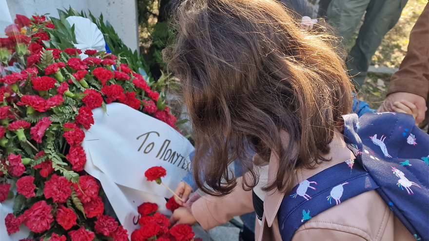 Πολυτεχνείο: Η Θεσσαλονίκη τιμά την επέτειο της εξέγερσης - Στεφάνια και λουλούδια στο μνημείο