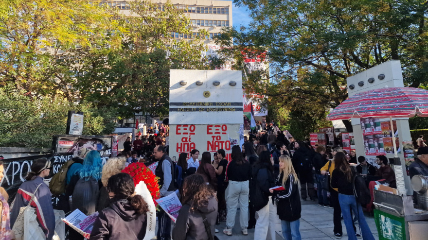 Πολυτεχνείο: Η Θεσσαλονίκη τιμά την επέτειο της εξέγερσης - Στεφάνια και λουλούδια στο μνημείο