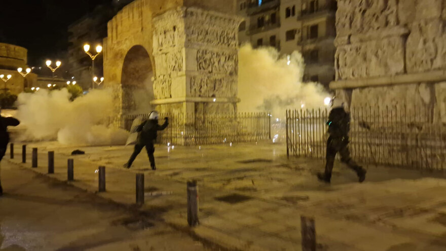 Επεισόδια σε Θεσσαλονίκη και Πάτρα στις πορείες για το Πολυτεχνείο - Έπεσαν μολότοφ και δακρυγόνα