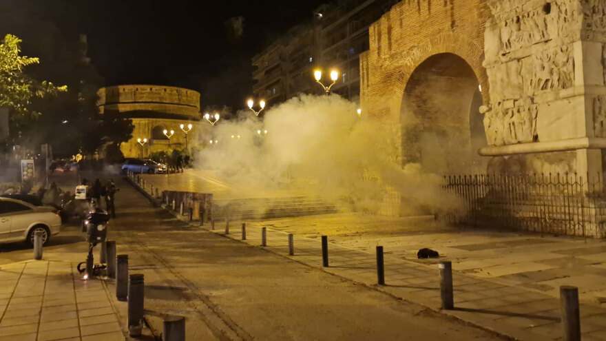 Επεισόδια σε Θεσσαλονίκη και Πάτρα στις πορείες για το Πολυτεχνείο - Έπεσαν μολότοφ και δακρυγόνα