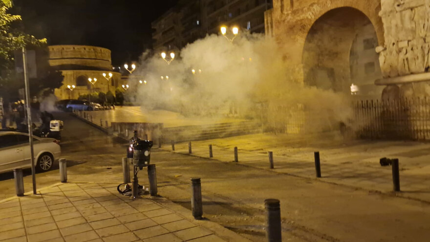 Επεισόδια σε Θεσσαλονίκη και Πάτρα στις πορείες για το Πολυτεχνείο - Έπεσαν μολότοφ και δακρυγόνα