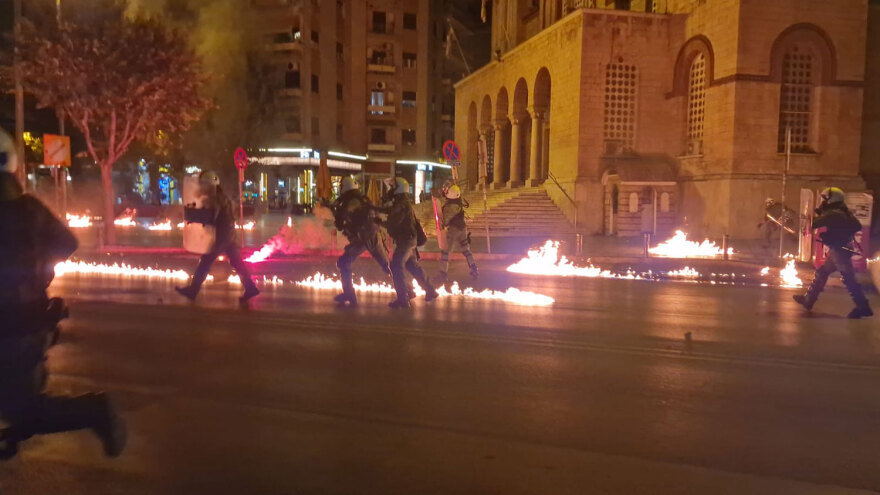 Επεισόδια σε Θεσσαλονίκη και Πάτρα στις πορείες για το Πολυτεχνείο - Έπεσαν μολότοφ και δακρυγόνα