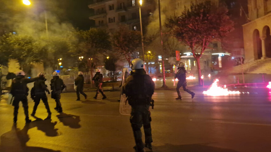 Επεισόδια σε Θεσσαλονίκη και Πάτρα στις πορείες για το Πολυτεχνείο - Έπεσαν μολότοφ και δακρυγόνα