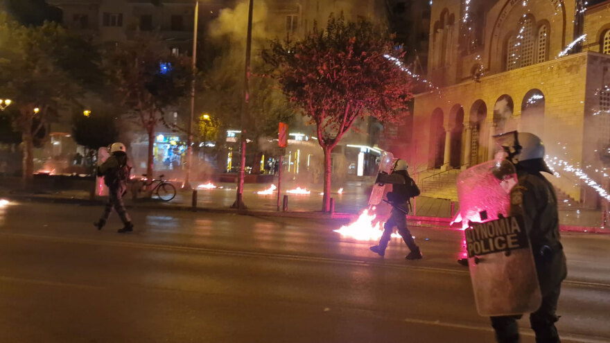 Επεισόδια σε Θεσσαλονίκη και Πάτρα στις πορείες για το Πολυτεχνείο - Έπεσαν μολότοφ και δακρυγόνα