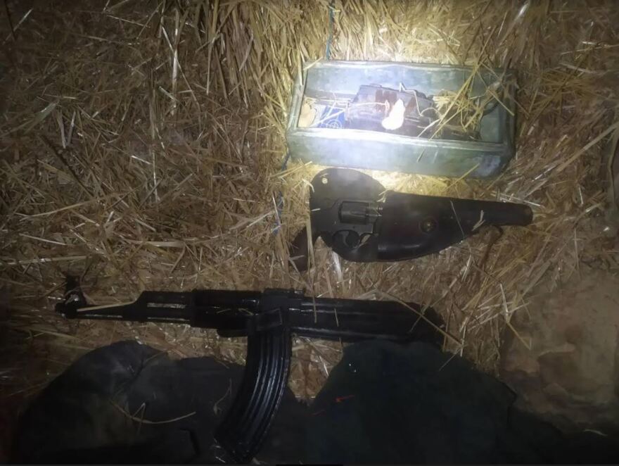 Κτηνοτρόφοι με καλάσνικοφ και εκρηκτικά έθαψαν βαρέλια με κοκαΐνη