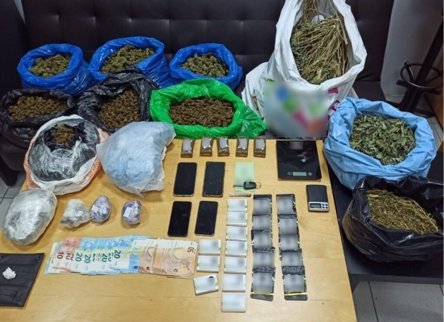 Η «Roxy» βρήκε εργαστήριο με 247 χασισόδεντρα και δέκα κιλά κάνναβης