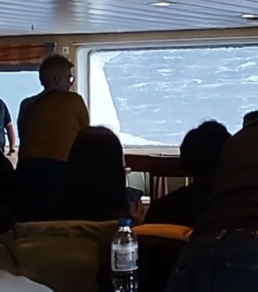 Πολύωρη μάχη με τα κύματα για το πλοίο Αχαιός - Διέκοψε την αποβίβαση και γύρισε Πειραιά πριν επιστρέψει στην Αίγινα