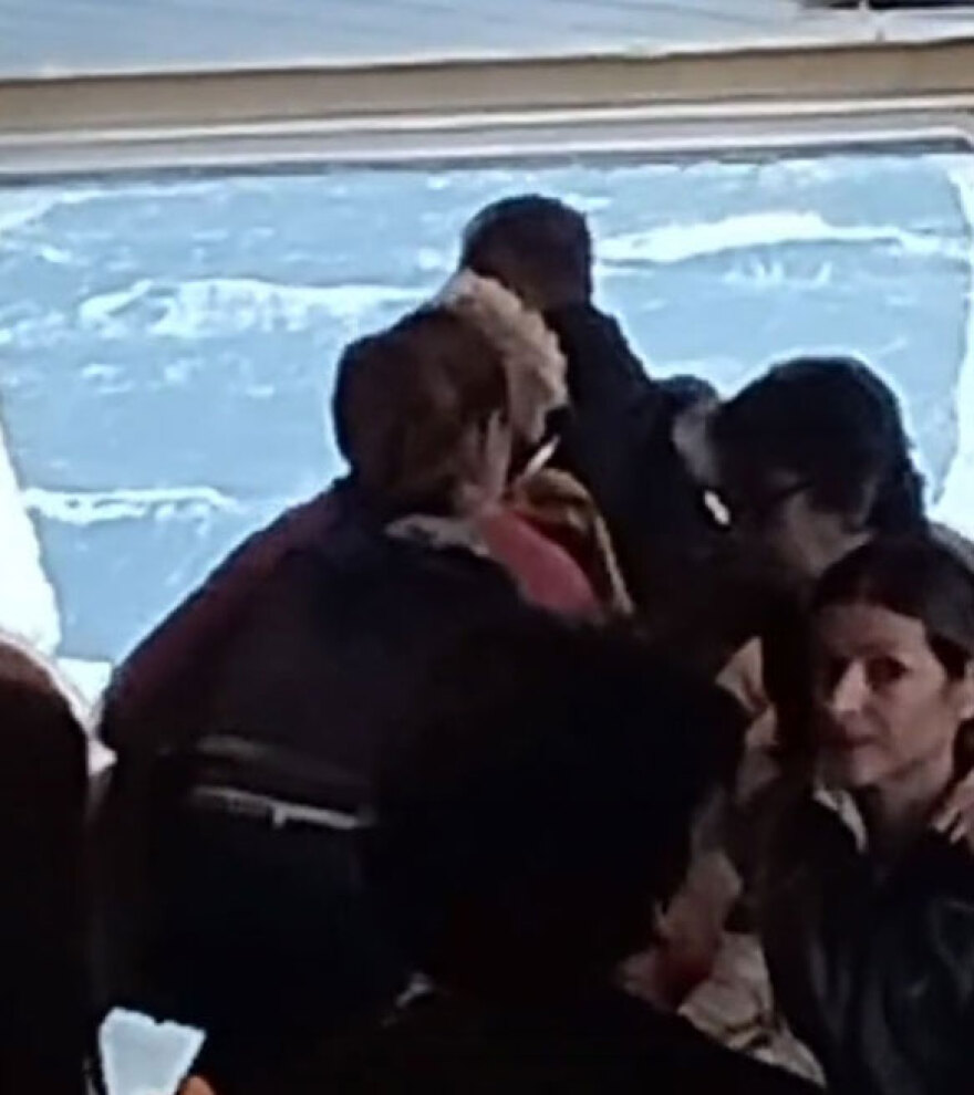 Πολύωρη μάχη με τα κύματα για το πλοίο Αχαιός - Διέκοψε την αποβίβαση και γύρισε Πειραιά πριν επιστρέψει στην Αίγινα