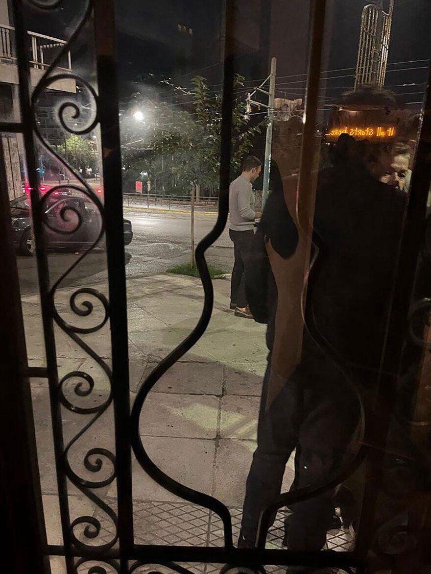  Κασσελάκης και Τάιλερ σε μπαρ στο κέντρο της Αθήνας - Δείτε φωτογραφίες