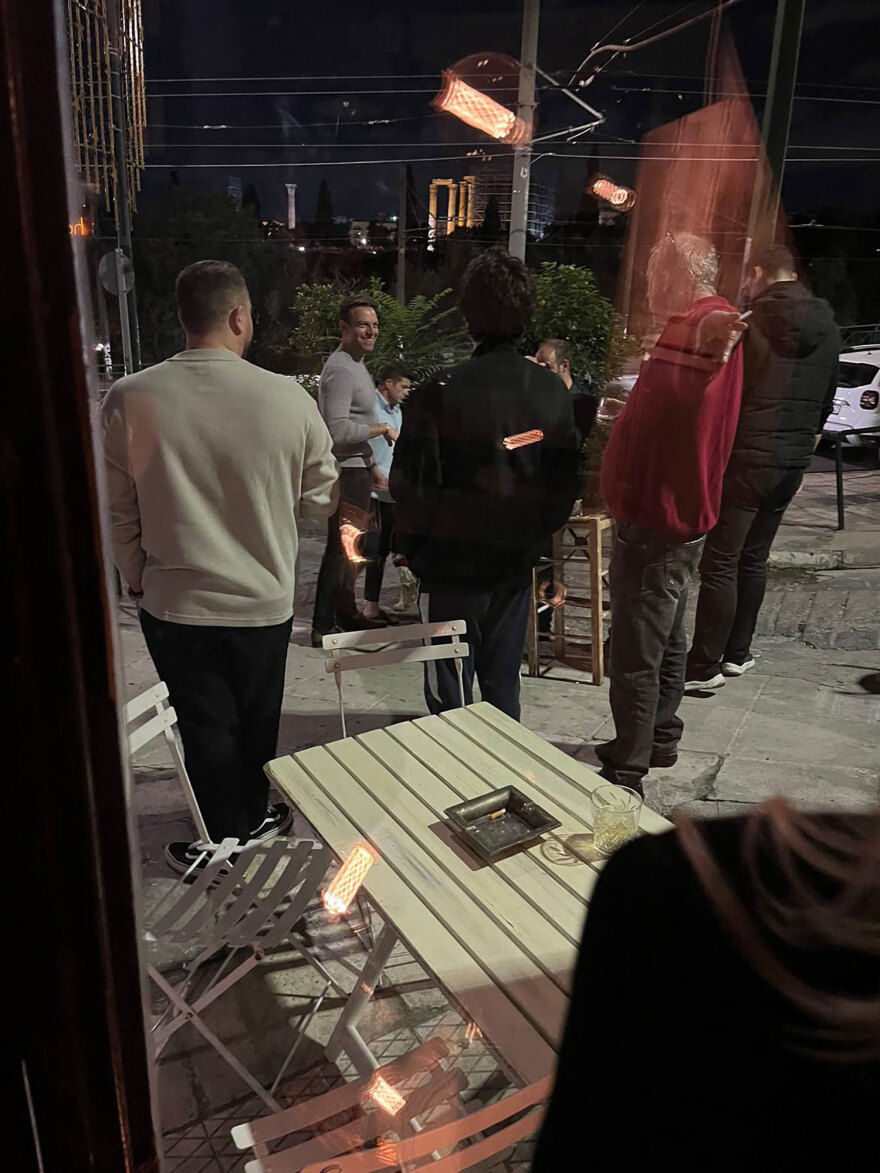  Κασσελάκης και Τάιλερ σε μπαρ στο κέντρο της Αθήνας - Δείτε φωτογραφίες
