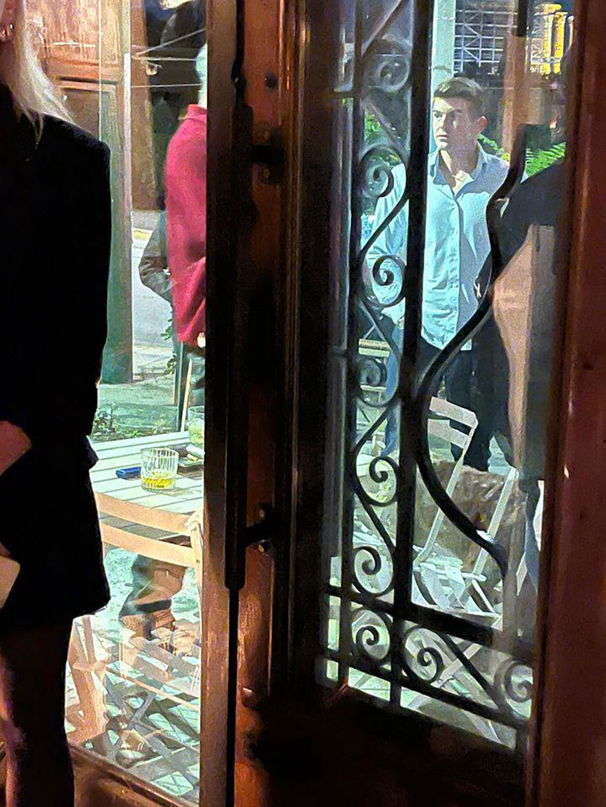  Κασσελάκης και Τάιλερ σε μπαρ στο κέντρο της Αθήνας - Δείτε φωτογραφίες