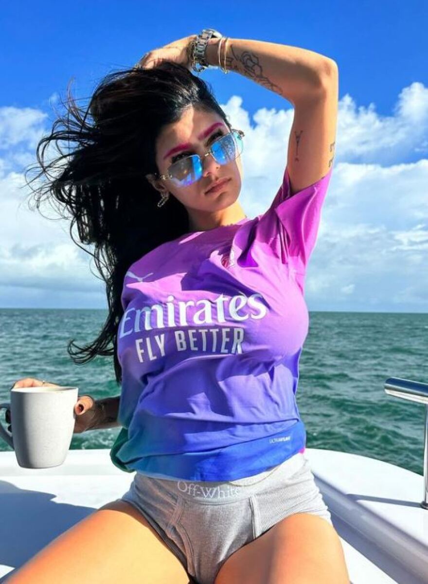 Μία Καλίφα: Πόζαρε με το εσώρουχο και τη φανέλα της Μίλαν πάνω σε σκάφος η πρώην πορνοστάρ 