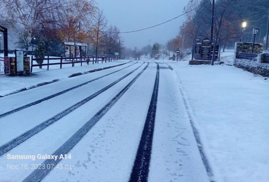 Σαρώνουν οι θυελλώδεις άνεμοι στη Θεσσαλονίκη - Μανιασμένα κύματα  «χτυπούν» το «Βέλος»