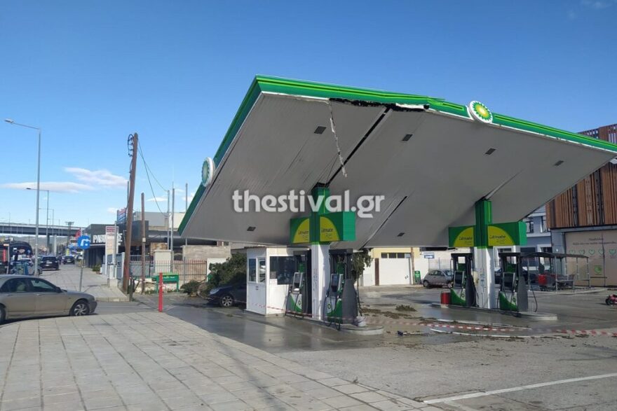 Σαρώνουν οι θυελλώδεις άνεμοι στη Θεσσαλονίκη - Μανιασμένα κύματα  «χτυπούν» το «Βέλος»