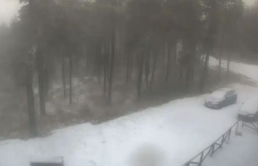 Σαρώνουν οι θυελλώδεις άνεμοι στη Θεσσαλονίκη - Μανιασμένα κύματα  «χτυπούν» το «Βέλος»