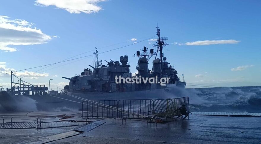 Σαρώνουν οι θυελλώδεις άνεμοι στη Θεσσαλονίκη - Μανιασμένα κύματα  «χτυπούν» το «Βέλος»