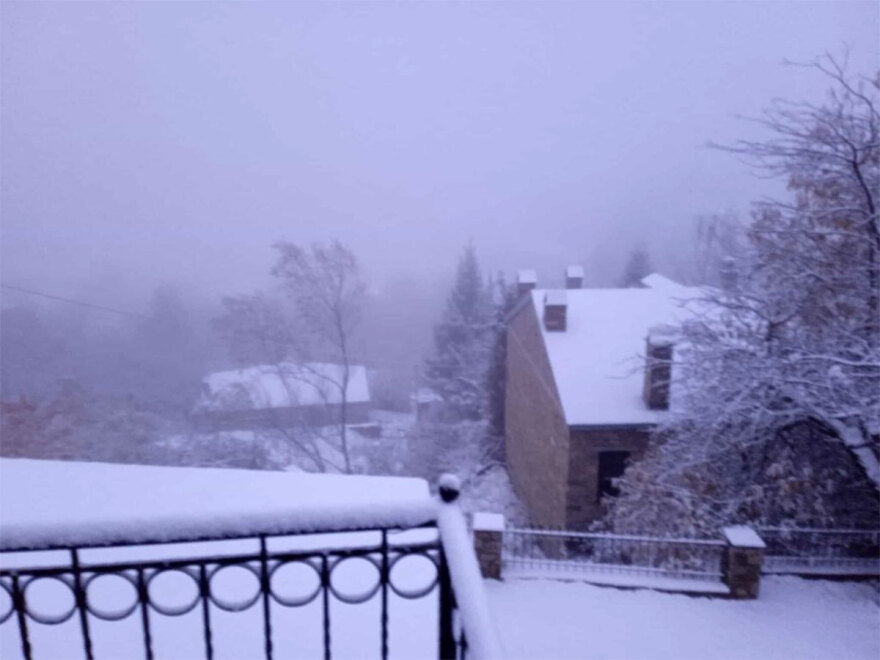 Σαρώνουν οι θυελλώδεις άνεμοι στη Θεσσαλονίκη - Μανιασμένα κύματα  «χτυπούν» το «Βέλος»