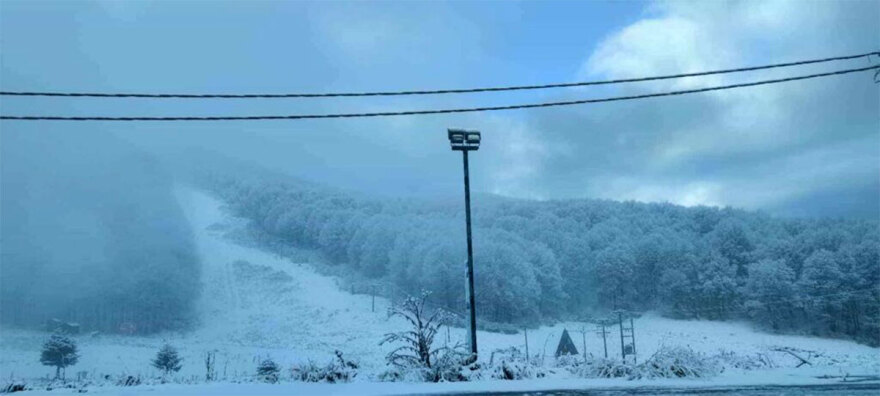 Σαρώνουν οι θυελλώδεις άνεμοι στη Θεσσαλονίκη - Μανιασμένα κύματα  «χτυπούν» το «Βέλος»