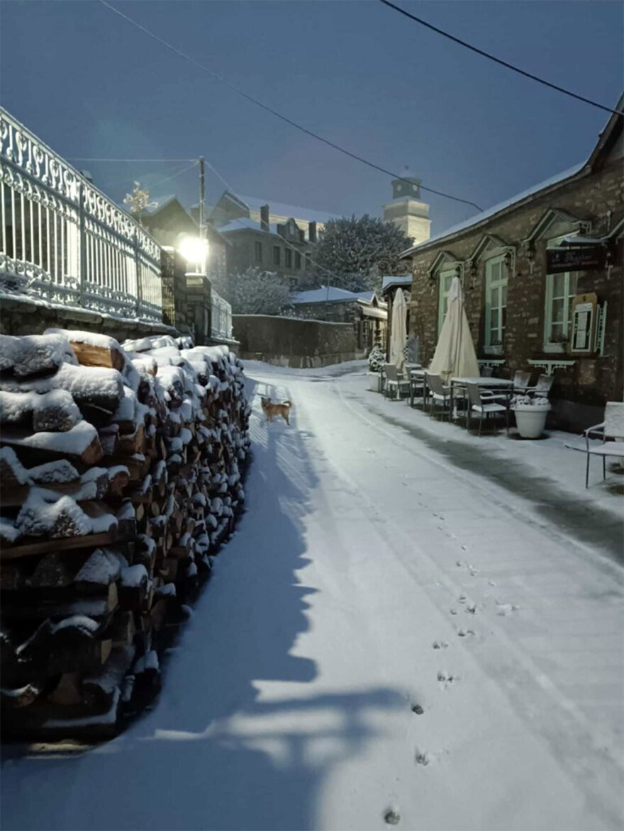 Σαρώνουν οι θυελλώδεις άνεμοι στη Θεσσαλονίκη - Μανιασμένα κύματα  «χτυπούν» το «Βέλος»