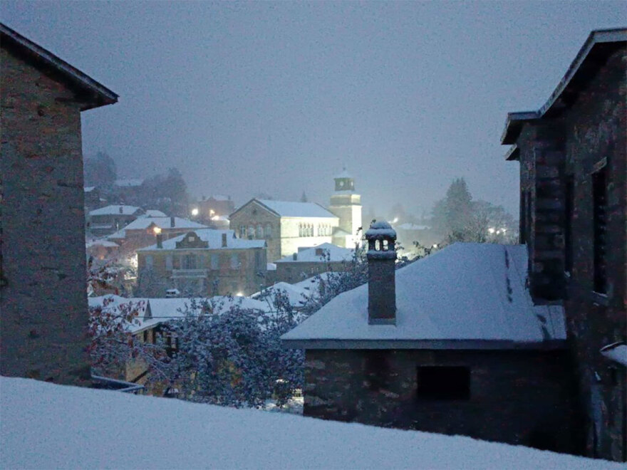 Σαρώνουν οι θυελλώδεις άνεμοι στη Θεσσαλονίκη - Μανιασμένα κύματα  «χτυπούν» το «Βέλος»