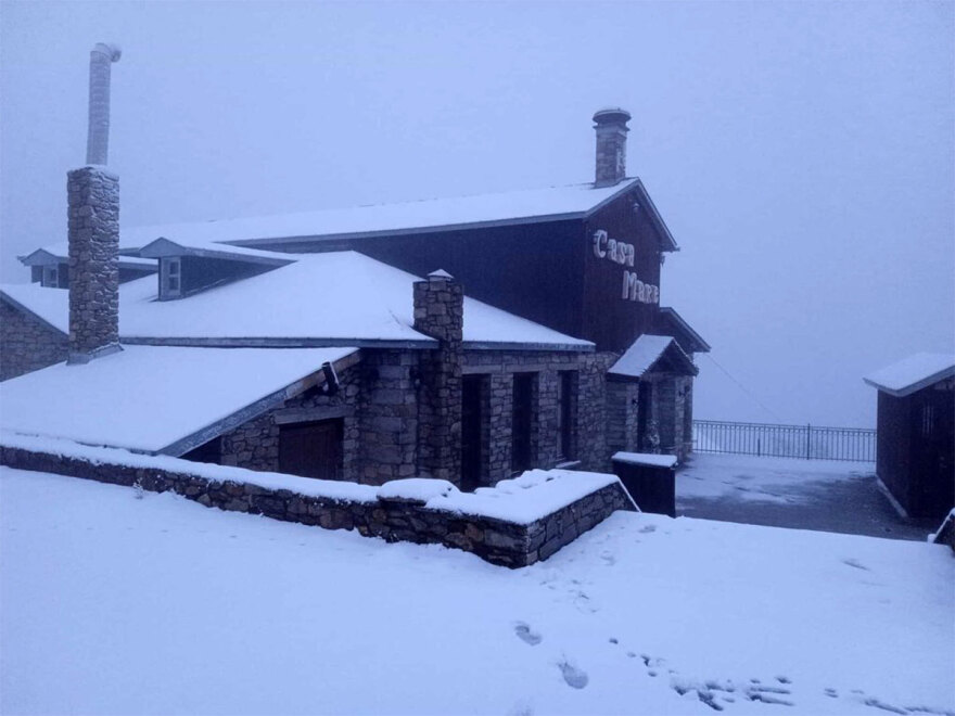 Σαρώνουν οι θυελλώδεις άνεμοι στη Θεσσαλονίκη - Μανιασμένα κύματα  «χτυπούν» το «Βέλος»