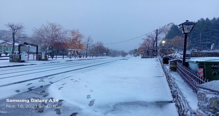 Σαρώνουν οι θυελλώδεις άνεμοι στη Θεσσαλονίκη - Μανιασμένα κύματα  «χτυπούν» το «Βέλος»