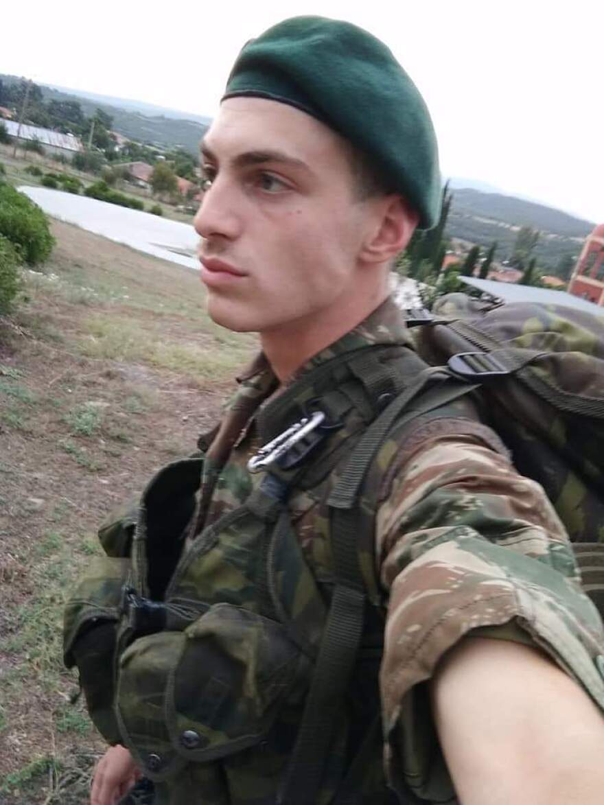 Θρήνος στην Κορινθία για τους δύο νεαρούς που σκοτώθηκαν όταν το αυτοκίνητό τους χτύπησε σε μπάρες στην Αθηνών - Κορίνθου