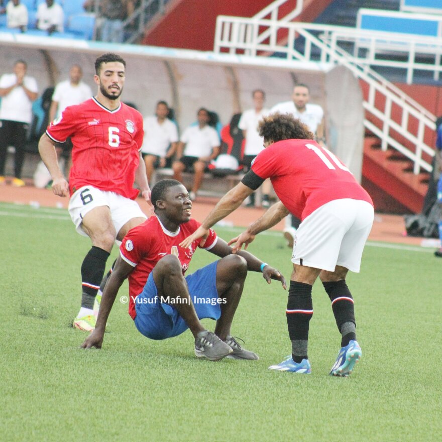 Σκηνικό τρόμου στην Σιέρα Λεόνε με εισβολείς οπαδούς να προσπαθούν να χτυπήσουν τον Σαλάχ - Δείτε βίντεο