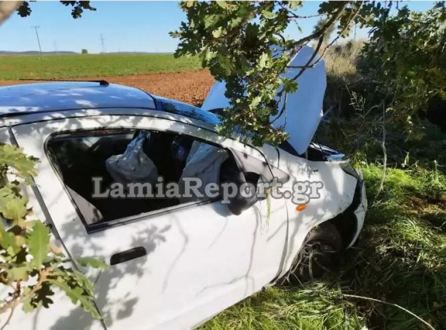 Φθιώτιδα: Αυτοκίνητο προσγειώθηκε σε χωράφι μετά από τούμπες - Τραυματίστηκε ο οδηγός
