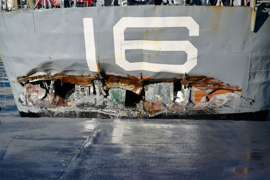 Φωτογραφίες: Τιτάνιες προσπάθειες να μη βυθιστεί το αντιτορπιλικό «Βέλος» - Δύτες καταγράφουν τις ζημίες