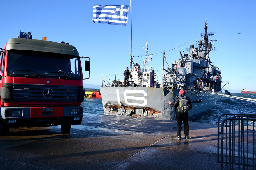 Φωτογραφίες: Τιτάνιες προσπάθειες να μη βυθιστεί το αντιτορπιλικό «Βέλος» - Δύτες καταγράφουν τις ζημίες