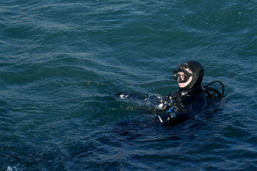 Φωτογραφίες: Τιτάνιες προσπάθειες να μη βυθιστεί το αντιτορπιλικό «Βέλος» - Δύτες καταγράφουν τις ζημίες