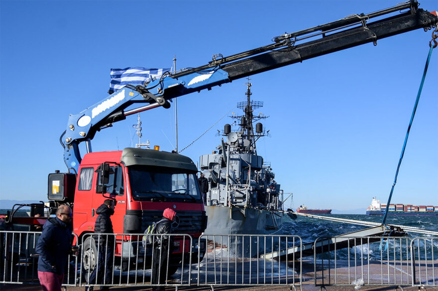 Φωτογραφίες: Τιτάνιες προσπάθειες να μη βυθιστεί το αντιτορπιλικό «Βέλος» - Δύτες καταγράφουν τις ζημίες