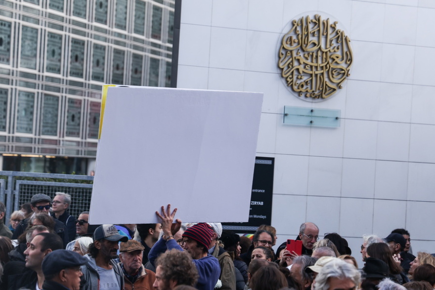 Γαλλία: Σιωπηρή πορεία καλλιτεχνών στο Παρίσι για την ειρήνη στη Μέση Ανατολή, χωρίς πανό, ούτε συνθήματα