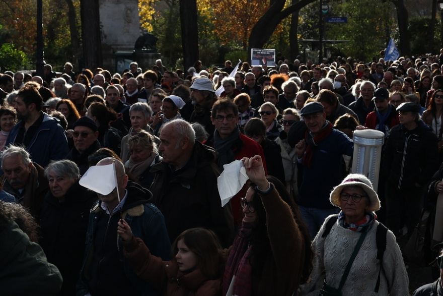 Γαλλία: Σιωπηρή πορεία καλλιτεχνών στο Παρίσι για την ειρήνη στη Μέση Ανατολή, χωρίς πανό, ούτε συνθήματα