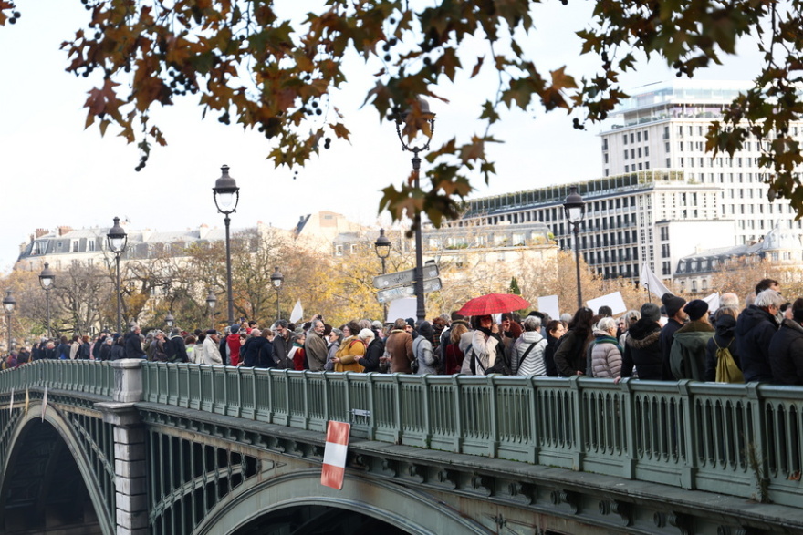 Γαλλία: Σιωπηρή πορεία καλλιτεχνών στο Παρίσι για την ειρήνη στη Μέση Ανατολή, χωρίς πανό, ούτε συνθήματα