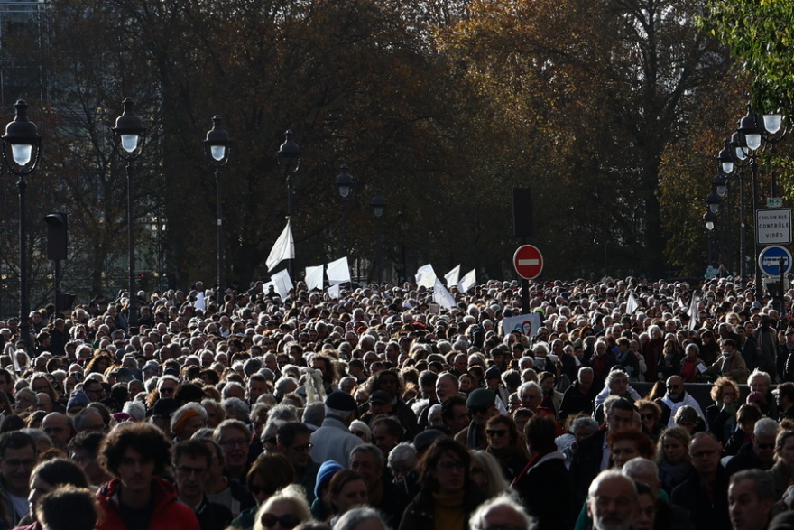 Γαλλία: Σιωπηρή πορεία καλλιτεχνών στο Παρίσι για την ειρήνη στη Μέση Ανατολή, χωρίς πανό, ούτε συνθήματα
